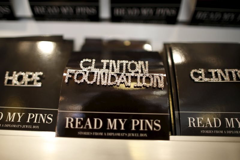 © Reuters. A Clinton Foundation brooch is seen for sale at the Clinton Museum Store in Little Rock