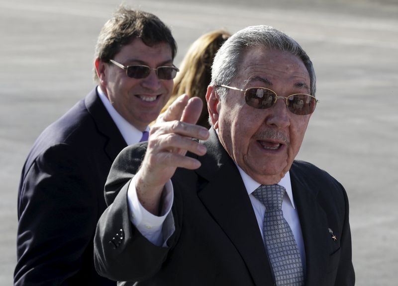 © Reuters. Cuba's president Castro talks to the media next to Cuba's Foreign Minister Rodriguez during the departure of French President Hollande at Jose Marti airport in Havana