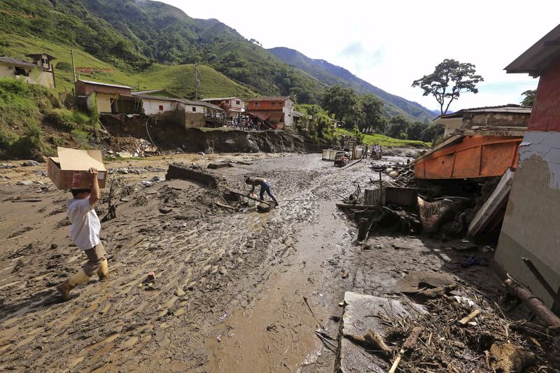 © Reuters. Deslizamento de terra provoca avalanche na região de Salgar