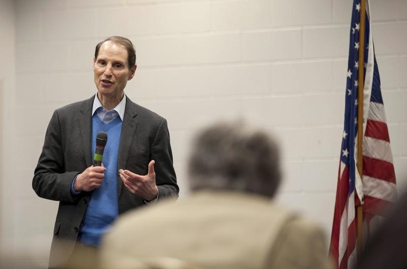 © Reuters. U.S. Senator Ron Wyden speaks during a town hall meeting at the Four Rivers Cultural Center in Ontario, Oregon