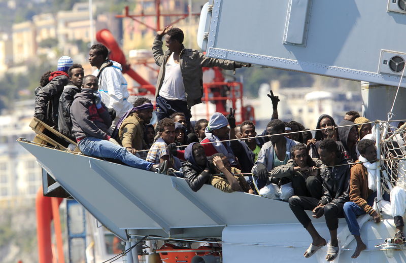 © Reuters. Imigrantes a bordo do navio da Marinha italiana Chimera em Salerno