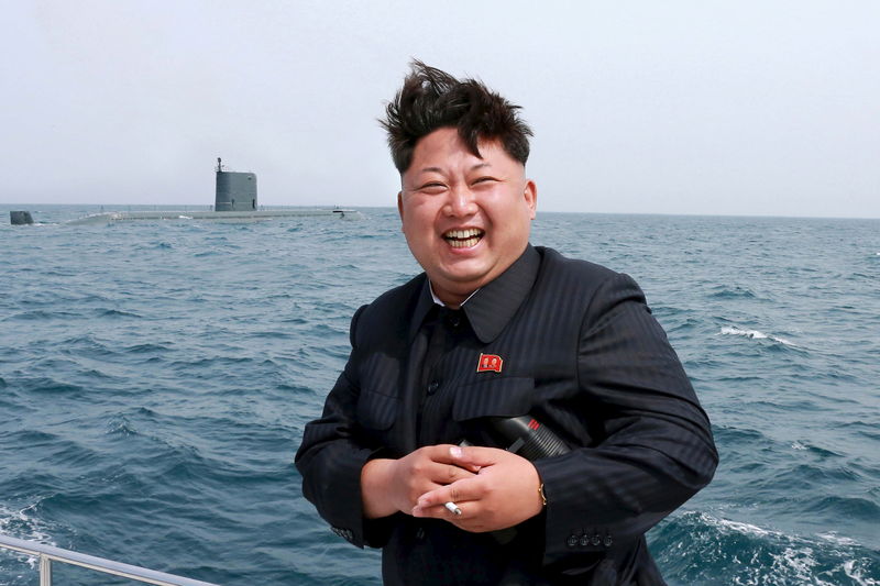 © Reuters. KCNA picture of North Korean leader Kim Jong Un watching the test-fire of a strategic submarine underwater ballistic missile