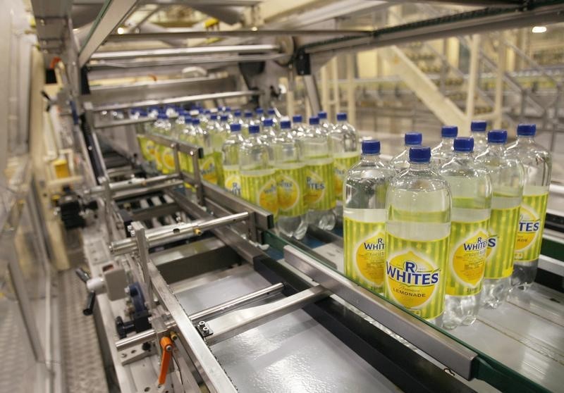 © Reuters. Bottles of R Whites lemonade, made by drinks company Britvic, sit on a conveyor belt at  Britvic's bottling plant in London