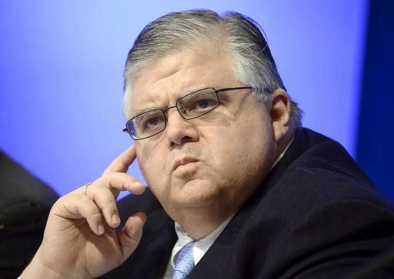 © Reuters. Bank of Mexico Governor Carstens listens to remarks at a joint IMFC news conference in Washington 