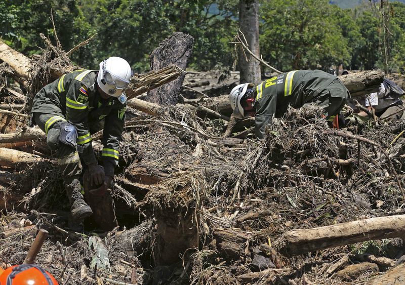 © Reuters. Recuperan más cadáveres entre lodo y escombros tras avalancha en Colombia