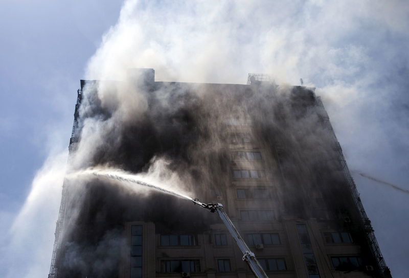 © Reuters. Охваченный огнем многоэтажный дом в Баку 