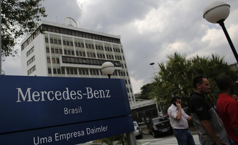 © Reuters. Mercedes-Benz despide a 500 trabajadores en una planta de camiones en Brasil