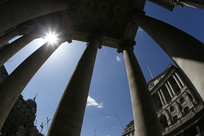 © Reuters. The Bank of England is seen through columns in London