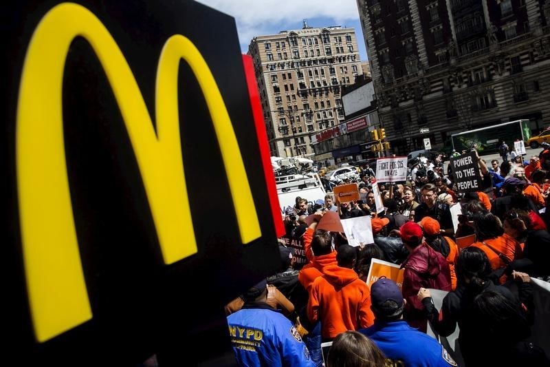 © Reuters. Protesters demonstrate in front of a McDonald's restaurant asking for higher wages in the Manhattan borough of New York City