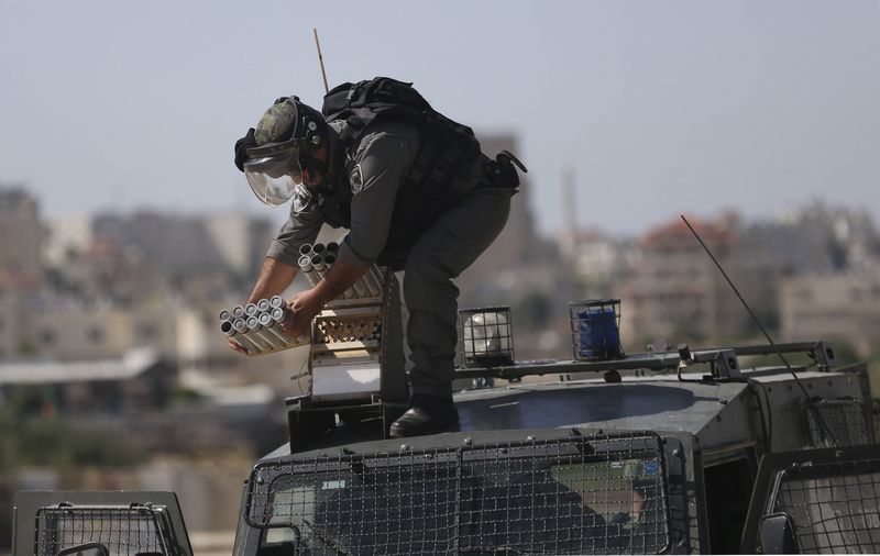 © Reuters. الشرطة الاسرائيلية تقتل قائد سيارة عربيا في القدس الشرقية