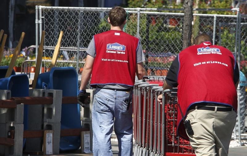 © Reuters. Lowe's workers collect shopping carts in the parking lot at the Lowe's Home Improvement Warehouse in Burbank