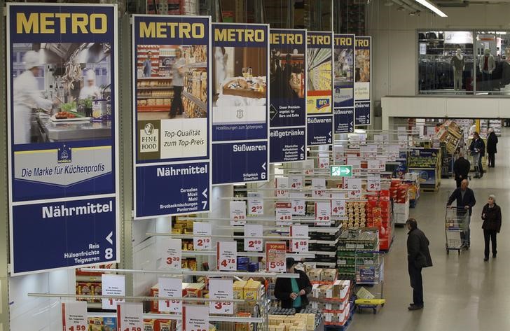© Reuters. People shop at a cash and carry market of Germany's biggest retailer Metro AG in the western German city of Sankt Augustin