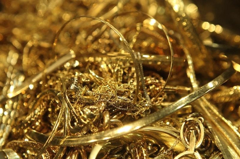 © Reuters. Золотые украшения на заводе 'Oegussa' в Вене