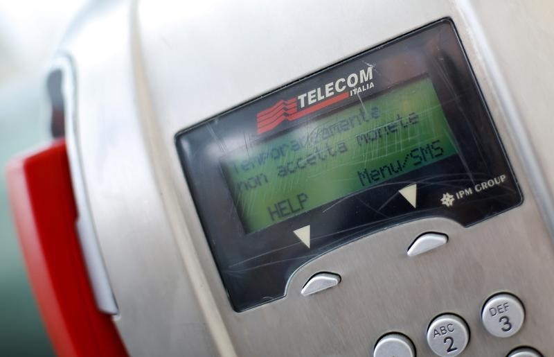 © Reuters. A Telecom Italia phone is seen in a phone booth in Rome