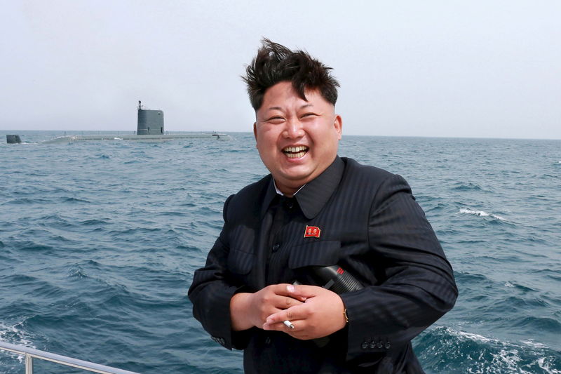 © Reuters. Foto de divulgação da agência de notícia KCNA mostra o líder norte-coreano, Kim Jong Un, em frente a um submarino para acompanhar teste de lançamento de míssil