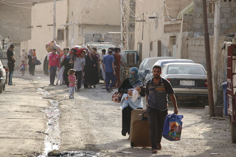 © Reuters. Pessoas fogem da violência na cidade de Ramadi, no Iraque