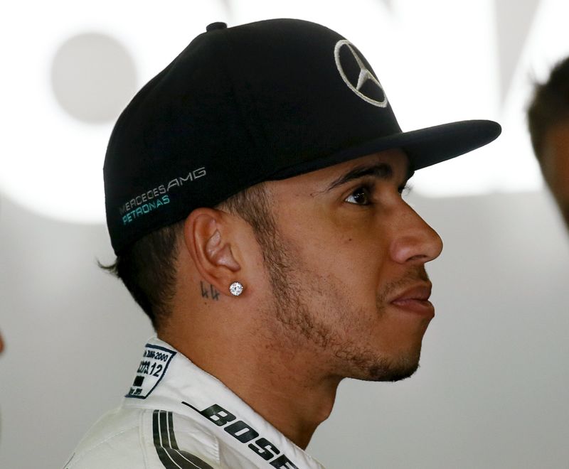 © Reuters. Piloto da Mercedes Lewis Hamilton