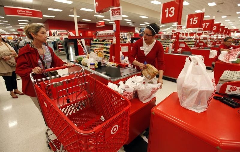 © Reuters. A Target employee checks out a customer at a store in Falls Church