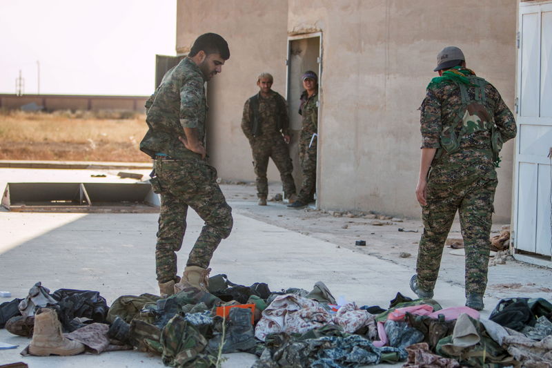 © Reuters. القوات الكردية السورية تتقدم في مواجهة مقاتلي تنظيم الدولة الإسلامية