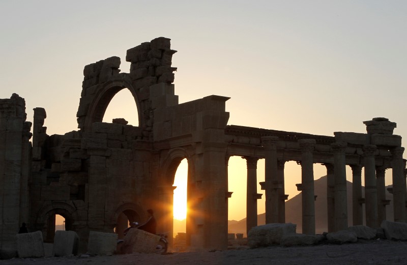 © Reuters. مدير عام المتاحف والآثار السورية: التماثيل نقلت من تدمر
