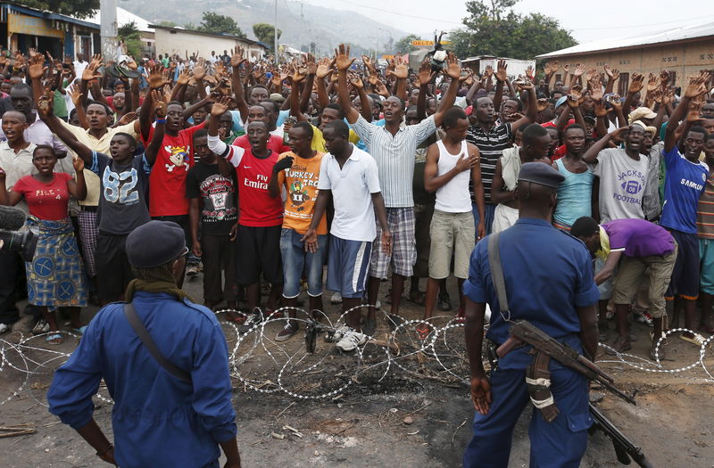 © Reuters. Policiais montam guarda durante protesto contra presidente do Burundi, Pierre Nkurunziza, em Bujumbura