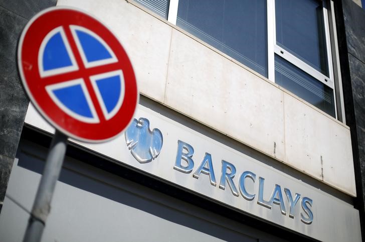 © Reuters. A "no parking" road sign is seen in front of a Barclays branch in downtown Rome