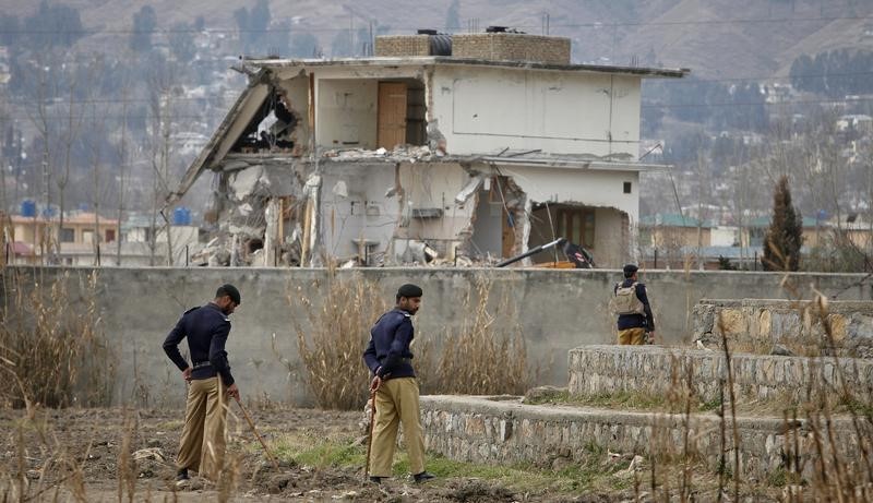 © Reuters. Policemen stand guard near partially demolished compound where al Qaeda leader Bin Laden was killed by U.S. special forces in Abbottabad