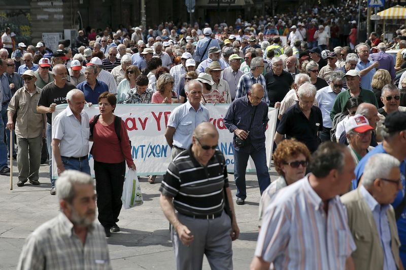 © Reuters. Pensionistas gregos participam de protesto por melhora no sistema de saúde, em Atenas