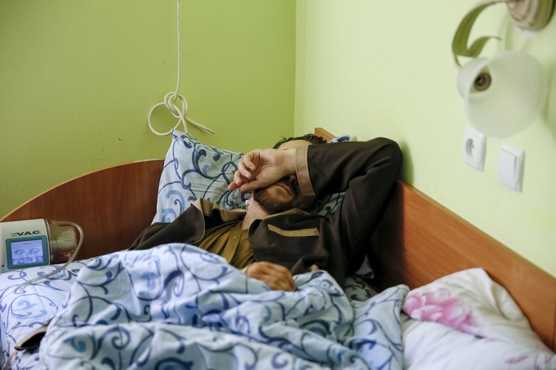 © Reuters. A man, according to Ukraine's state security service one of two Russian servicemen recently detained by Ukrainian forces, lies on a bed at a hospital in Kiev