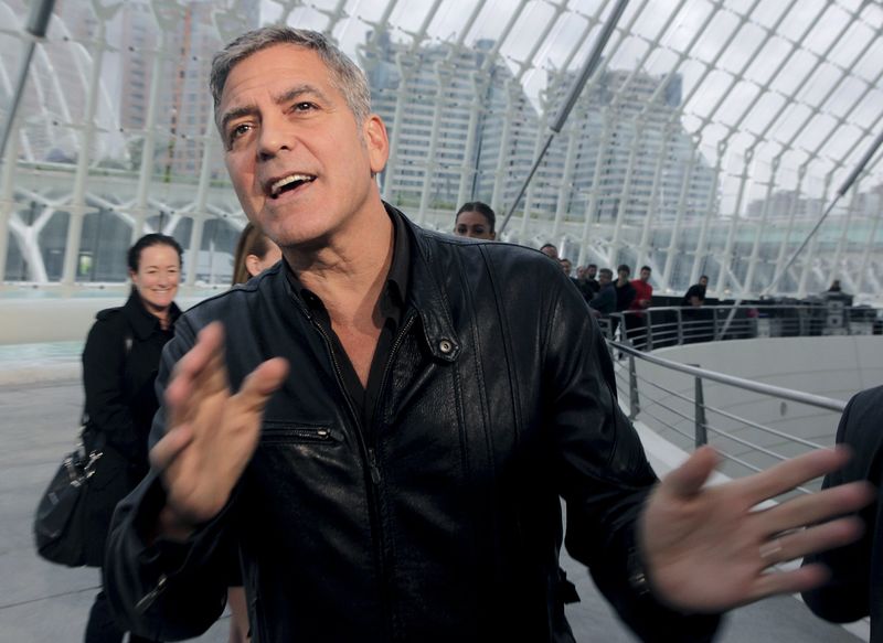 © Reuters. Ator George Clooney na Cidade das Artes e das Ciências, em Valência, na Espanha, antes da estreia do filme "Tomorrowland"