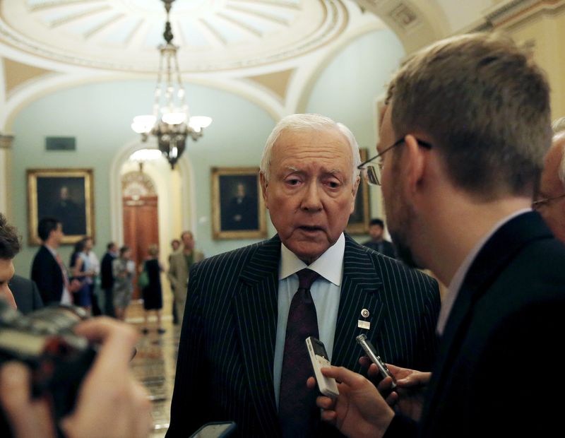 © Reuters. Senator Hatch heads to the Senate floor for a cloture vote on Capitol Hill  in Washington