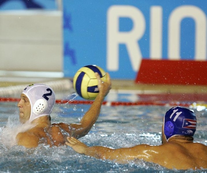 © Reuters. Partida de pólo aquático no Julio Delamare durante o Pan 2007, no Rio de Janeiro