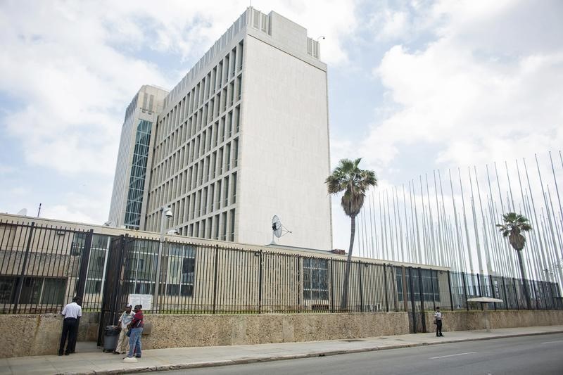 © Reuters. People line up on the sidewalk to enter the United States Interests Section in Havana