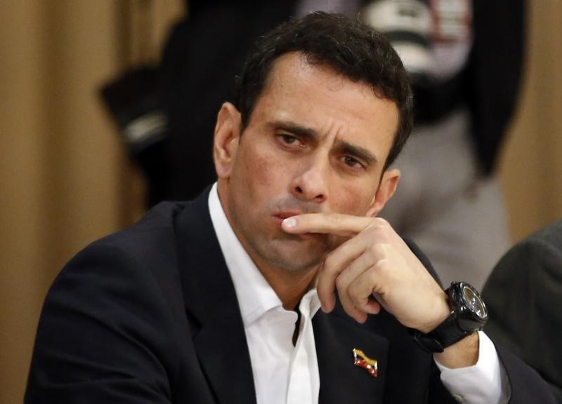 © Reuters. Opposition leader and Governor of Miranda state Henrique Capriles attends a meeting with representatives of the opposition, the Roman Catholic Church and the UNASUR in Caracas