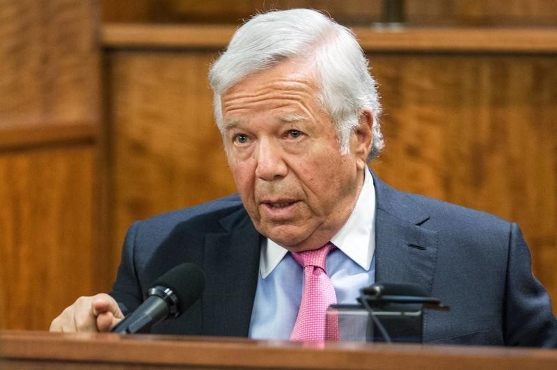 © Reuters. Owner of the New England Patriots Robert Kraft testifies during the murder trial of Aaron Hernandez at Bristol County Superior Court in Fall River