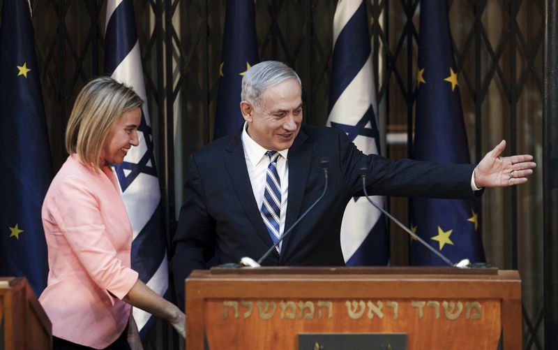 © Reuters. Premiê de Israel Netanyahu em encontro com Federica Mogherini, da UE, em Jerusalém