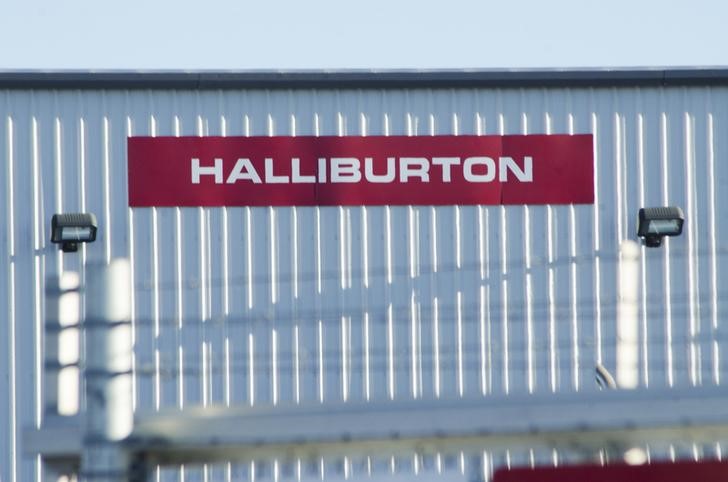 © Reuters. A Halliburton facility sits behind a barbed wire fence on the outskirts of Williston