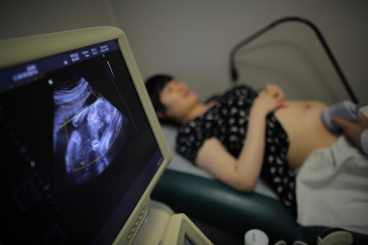 © Reuters. Grávida de cinco meses do segundo filho, Wu Tianyang faz exame num hospital em Xangai, na China