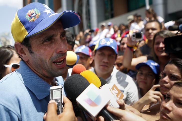 © Reuters. Líder da oposição, Henrique Capriles, fala à imprensa em Caracas, na Venezuela