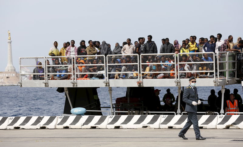 © Reuters. Imigrantes aguardam para desembarcar em Messina, na Sicília, sul da Itália, no fim de semana