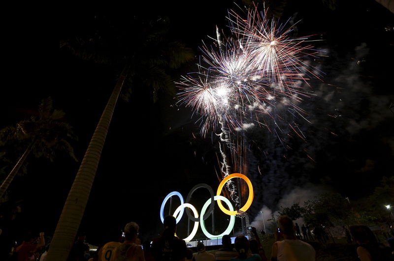 © Reuters. Inauguração de aros olímpicos no Rio de Janeiro