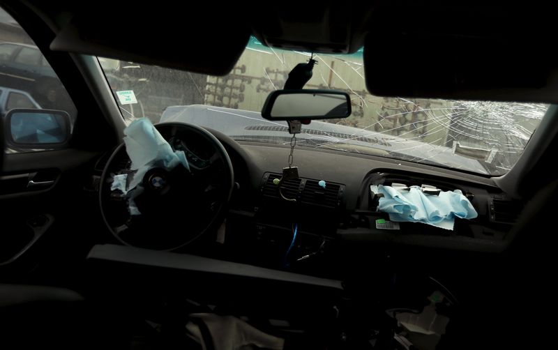 © Reuters. Deployed air bags on the drivers and passenger sides are shown in a 2002 BMW automobile at an auto dismantling facility in San Francisco