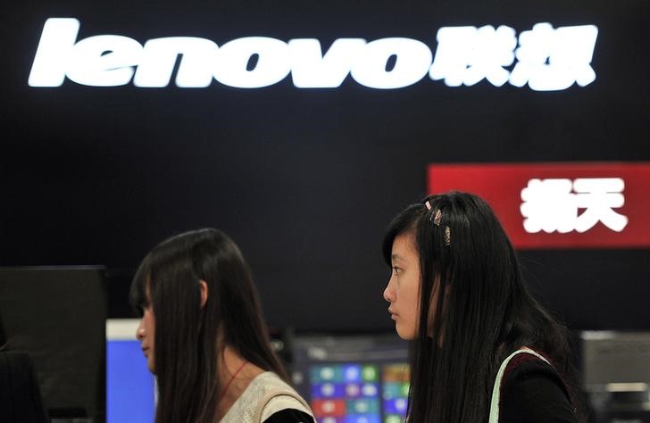 © Reuters. People walk past a Lenovo shop in Hefei, Anhui province