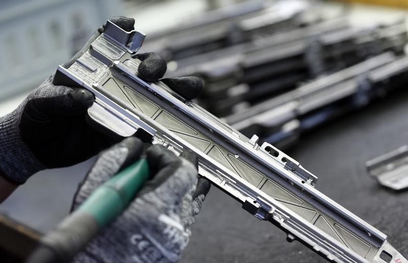 © Reuters. An employee works on a part of a Heckler & Koch MG 5 machine gun at the arms factory headquarters in Oberndorf