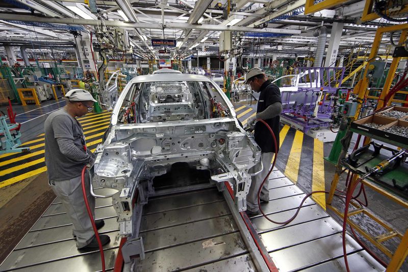 © Reuters. Employees work on the automobile assembly line of a Renault Clio IV at the Renault automobile factory in Flins