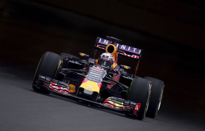 © Reuters. Red Bull Formula One driver Daniel Ricciardo of Australia drives his car during the first free practice session at the Monaco F1 Grand Prix