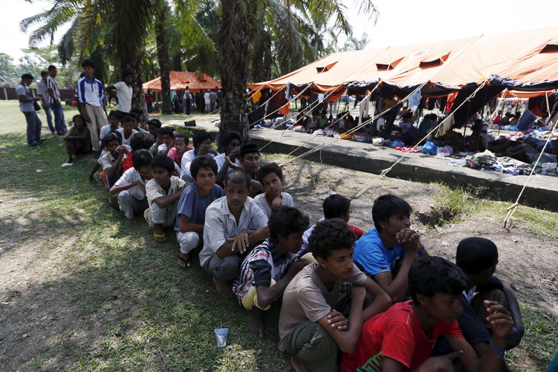 © Reuters. ماليزيا تأمر بإنقاذ زوارق المهاجرين وتايلاند ترفض إيواءهم