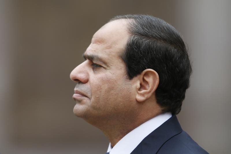 © Reuters. Egyptian President Abdel Fattah al-Sisi attends a military ceremony in the courtyard of the Invalides in Paris
