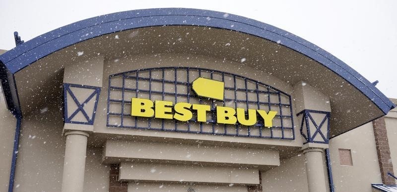 © Reuters. The sign outside a Best Buy store is seen on a snowy day in Boulder, Colorado