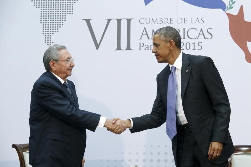 © Reuters. Presidente dos EUA, Barack Obama, e o presidente cubano, Raúl Castro, durante encontro no Panamá, em foto de arquivo